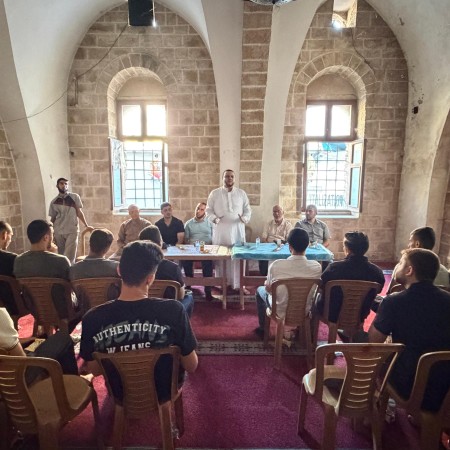 وفد دار القرآن الكريم يزور منطقة شرق غزة ويعقد لقاءً تربويًا مع المحفِّظين المكفولين